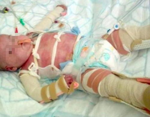 男婴家属在医院走廊哭泣