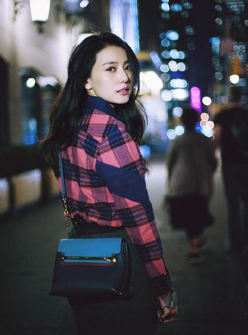 高圆圆在成都街头吃冰粉的场景