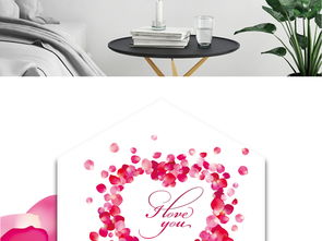 爱心早餐桌面上的玫瑰花瓣