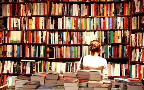 王琪儿在书店翻阅书籍