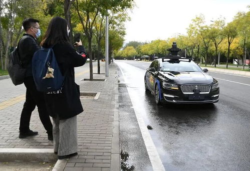 自动驾驶出租车在城市街道上行驶