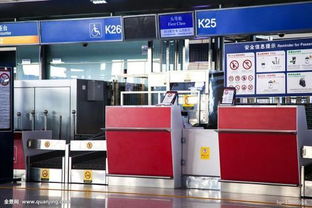 机场大厅里匆忙办理登机手续的外国商人