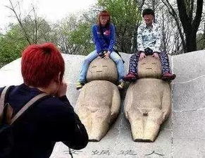 游客在景区拍摄哪吒雕塑的照片