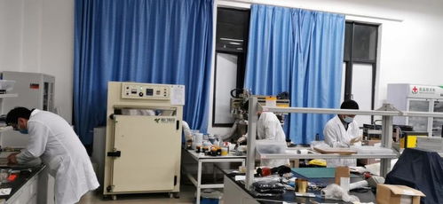 科研团队与企业工程师在车间调试智能控制系统