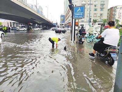 北京街头积水与交通疏导
