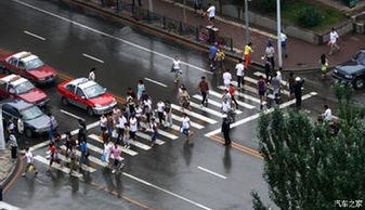 巴黎街头行人驻足观看关于中法会谈的新闻报道