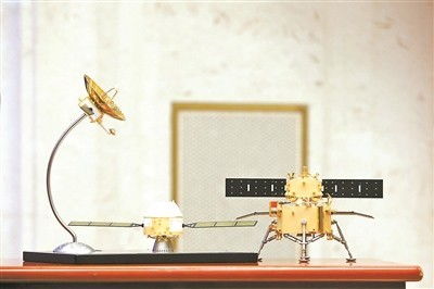 嫦娥六号探测器模型展示图