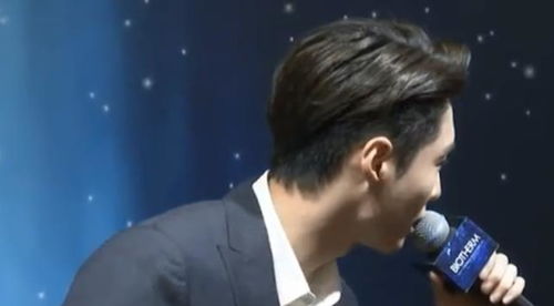 张艺兴在京东活动现场与主持人互动合影