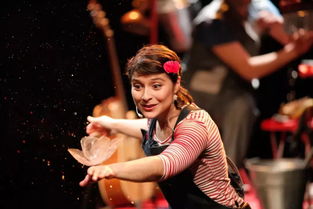 Psy舞台演出时专注表演的画面