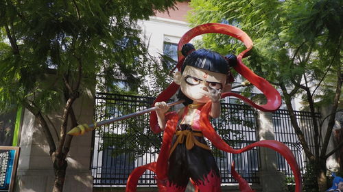 哪吒雕塑与原画对比图