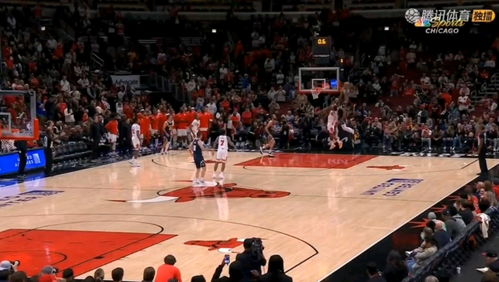 贾斯汀·史密斯在比赛中扣篮