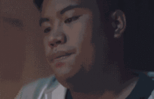 流泪的人面对电脑屏幕