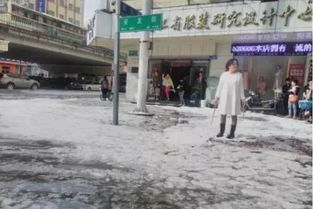 市民拍摄冰雹天气下的街道实景