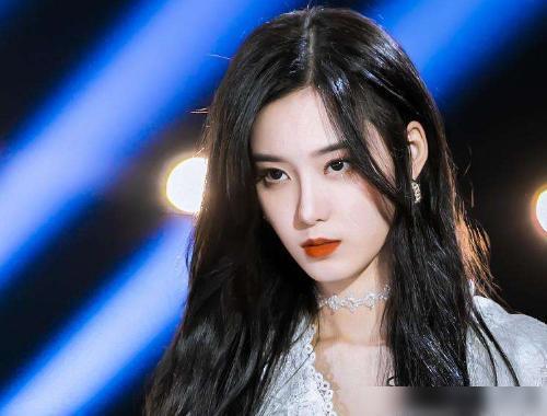 徐艺洋舞台侧影照片