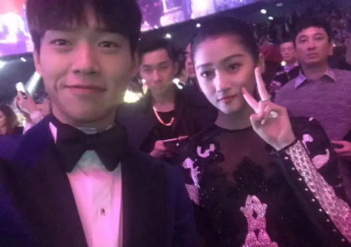 黄晓明与金世佳在考场外合影