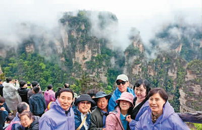 外国游客张家界付费抬轿子，60元10分钟引发热议！