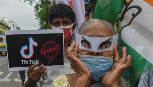 印度年轻人使用TikTok拍摄视频的画面