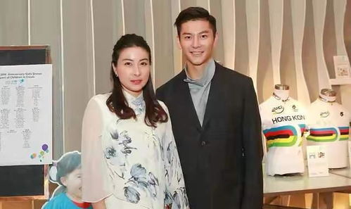 郭晶晶认真听取讲解并记录细节