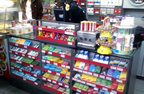 超市收银台旁的黑色塑料袋装着卫生巾