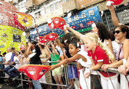 巴西街头庆祝节日的民众与中国舞狮表演