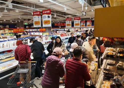 商场内的国际品牌店铺和顾客