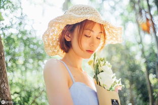 女性微笑面对阳光