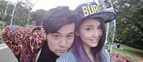 周杰伦与昆凌海边散步