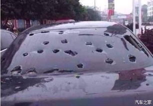 被冰雹砸坏的汽车表面特写