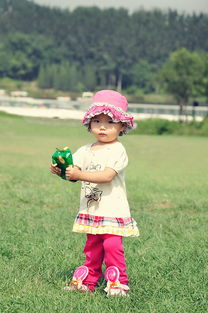 母亲在阳光下微笑着拍照