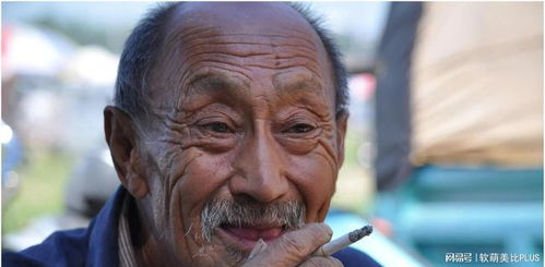 赵爷爷坐在门口神情落寞