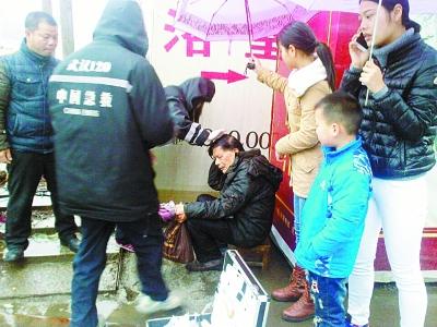 考生救助路人现场照片