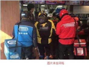 外卖骑手配送途中工作照