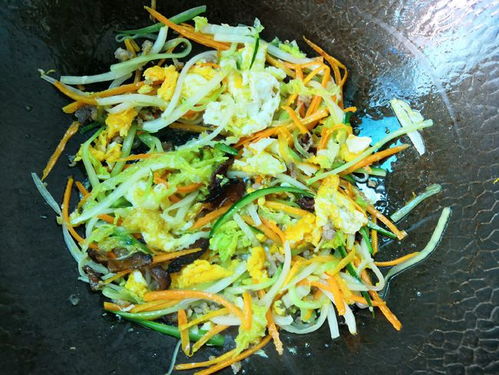 两人在路边摊吃炒粉的照片