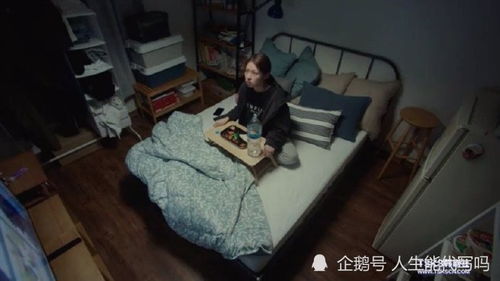 夜晚独自一人坐在沙发上的剪影