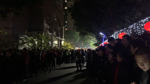 重庆居民楼火灾现场人群围观图