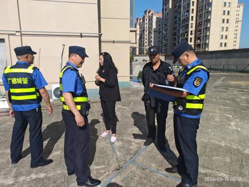 市民与执法人员街头互动场景图