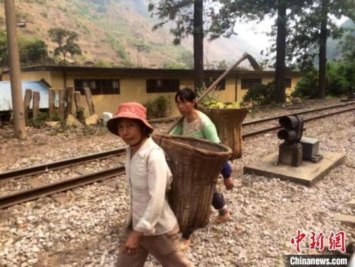 铁路旁村民行走的实景照片