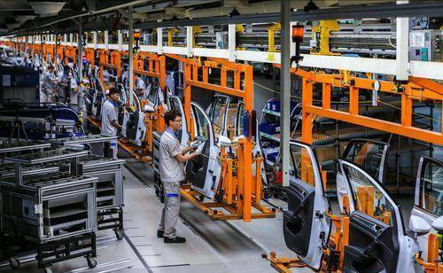 中国工厂工人正在打包货物准备发往美国