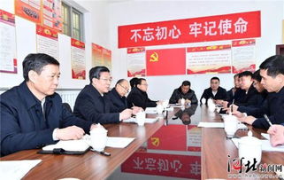 基层干部走访村民