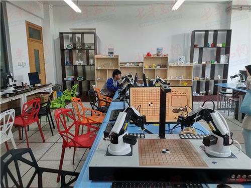 高校人工智能实验室学生操作机器人