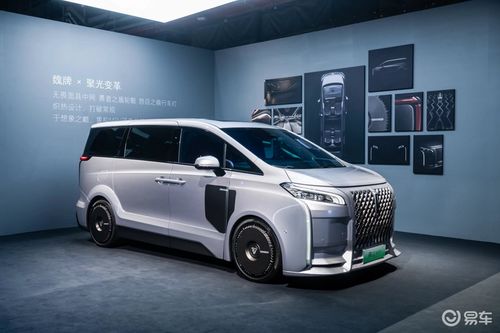 高山MPV在重庆街头自动驾驶行驶