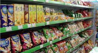 超市货架上的各种肉干产品特写