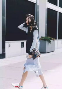 数字人模特穿着高科技服饰进行虚拟走秀