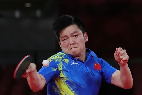 樊振东在比赛中扣杀