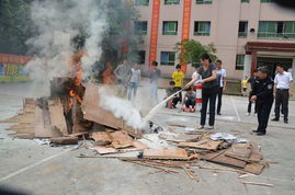 重庆消防员现场灭火工作图