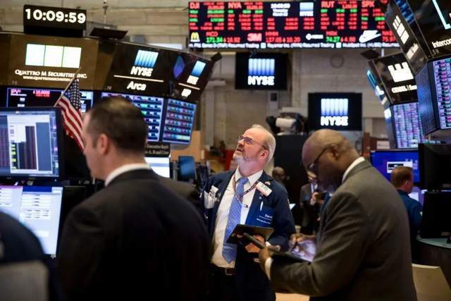 华尔街股市交易大厅屏幕显示红色下跌数据