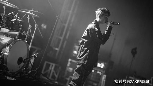 白举纲在后台准备登台