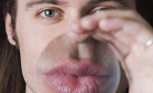 女子从嘴里取出一根细针