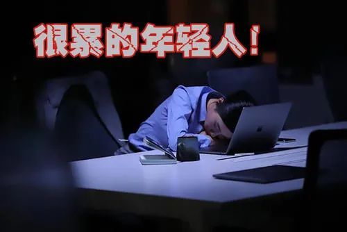 创业者深夜加班面对电脑屏幕神情坚定