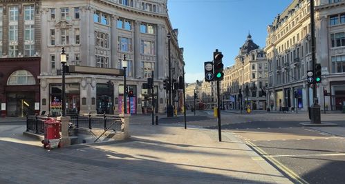 阳光洒在空荡的街道上象征新的开始